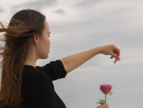 男友订婚了，还要挽回吗（如何在男友订婚后重新赢回他的心）