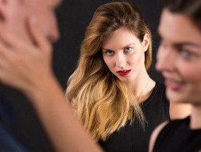 被忽视的老公出轨了怎么办？如何处理婚姻危机？