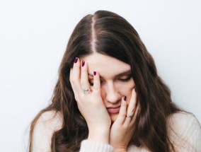 以聪明女人在恋爱时，聪明女人不管男人什么（如何以智慧和自信应对恋爱中的种种挑战）