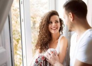 把女朋友的心伤透了该如何挽回？有效挽回感情的策略是什么？