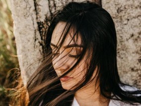 有男友却又喜欢上别人我该怎么抉择？如何处理感情中的矛盾和选择？
