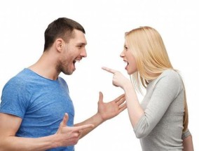 发现老公出轨后大闹是正确反应吗？如何处理婚姻危机？