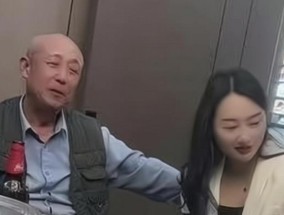 老男人为什么都喜欢年轻姑娘？这种现象背后的心理学解释是什么？