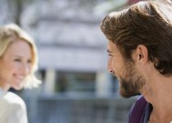 发现老婆和别的男人暧昧聊天怎么办？如何处理婚姻中的信任危机？