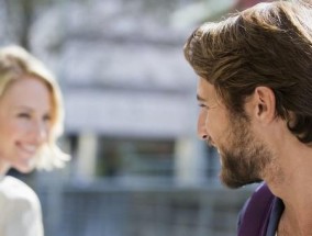 发现老婆和别的男人暧昧聊天怎么办？如何处理婚姻中的信任危机？