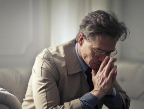 男朋友异性缘太好怎么办？如何处理恋爱中的嫉妒和不安？