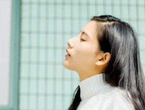 如何在男网友有了女朋友后挽回他的心（在爱情中坚持不懈）