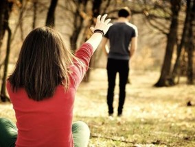 如何挽回失去的爱情（15个方法教你重新获得男友的心）