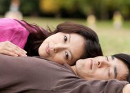 如何应对怀疑老公有外遇的情况（掌握关键证据）