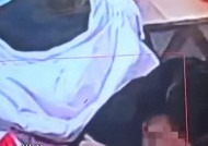 坏透了！女子用勺舀螺蛳粉汤，倒进邻座女子衣服帽子里，网友炸锅