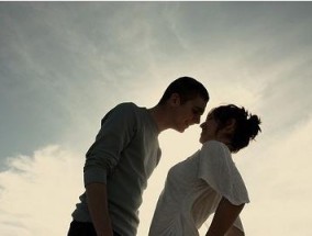 如何用恰当的句子挽回前男友？挽回感情的正确方法是什么？