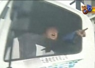 恶人先告状！女子开车遭货车别停辱骂，行车记录仪曝光，舆论反转