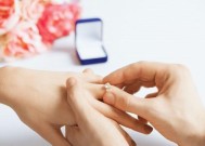 给女友买礼物能挽回感情吗？如何选择合适的礼物？