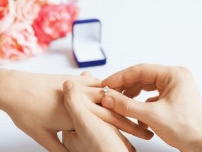 给女友买礼物能挽回感情吗？如何选择合适的礼物？