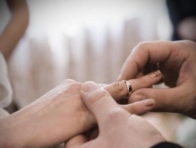 异地恋女友变冷淡了她和同事走得近怎么办？如何处理感情危机？