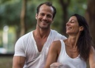 婚姻中过度依赖伴侣的原因是什么？如何建立健康的独立性？