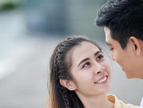 男朋友背着我跟前任联系我该怎么办呢？如何处理感情中的信任问题？