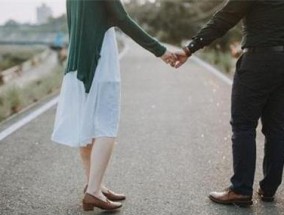 网恋异地男友分手后要挽回吗？如何处理这种情况？