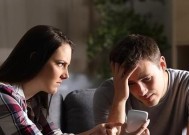 50多岁的男人为什么容易出轨？（探讨中年男性出轨的原因和后果，揭示家庭关系中的漏洞）