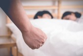 婚外情真的能带来幸福吗？女人婚外情的3大表现是什么？