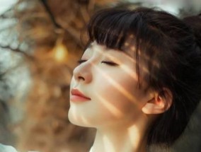 赢得男人心，两大法宝教你做女神（如何运用自信和魅力让男人对你死心塌地）
