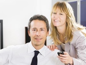 办公室恋情有哪些利弊？如何处理职场恋爱关系？