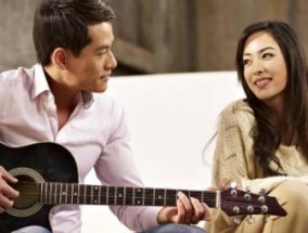 男人如何表现真正在乎一个女人（从细节看男人对女人的真心关怀）