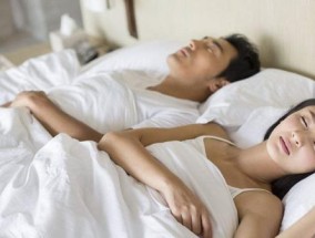 如何高情商地面对男友出轨（15个实用技巧让你更从容应对情感危机）