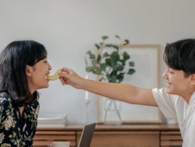 分手后还搞暧昧男女的心理（揭秘分手后还能搞暧昧的原因与特点）