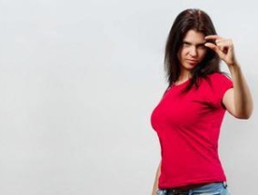 女生如何通过肢体语言吸引喜欢的男生？肢体语言有哪些技巧？