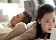 经常怀疑丈夫出轨怎么回事？如何处理这种不安感？