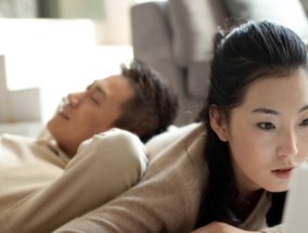 经常怀疑丈夫出轨怎么回事？如何处理这种不安感？