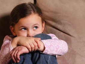 夫妻吵架被小孩子看见了怎么办（避免给孩子造成负面影响）