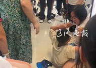 大逆不道！男孩买玩具遭拒后对妈妈动起手！围观路人根本劝不住
