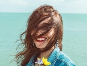 如何赢得拒绝你的女孩的心？她可能改变心意的迹象是什么？