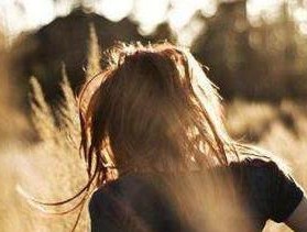 忘不了前男友他现在结婚了我该如何选择？如何处理这种情感困境？