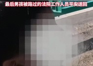 两个儿子打架，父亲把小儿子放国道旁，网友：这父亲太狠心了