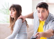 掌握有效的沟通技巧，化解两情侣之间的矛盾（掌握有效的沟通技巧）