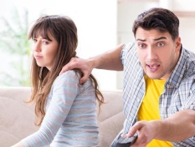 掌握有效的沟通技巧，化解两情侣之间的矛盾（掌握有效的沟通技巧）