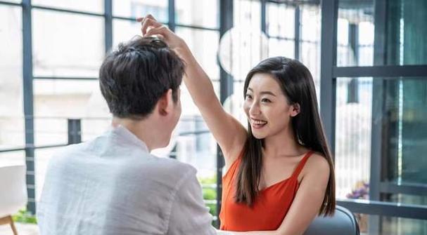 如何赢得异性的好感？（让你的魅力无可抵挡！）  第2张