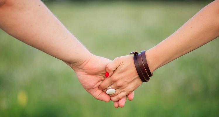 恋爱中如何避免聊天尴尬（15个话题让你和女友话题不断）  第1张