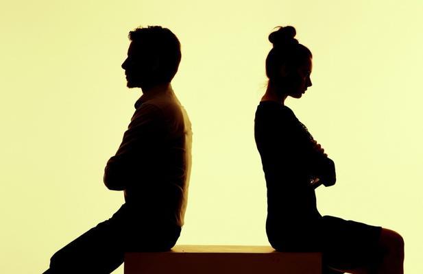 以轻松面对冷暴力——教你对付男人冷暴力的方法（掌握有效方法应对男性冷暴力）  第2张