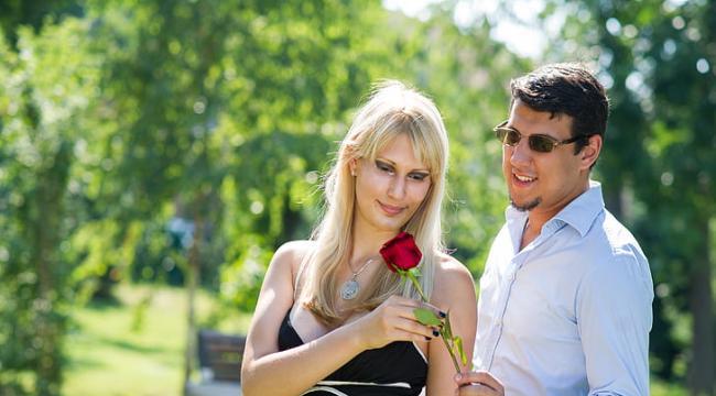 梦见老婆有外遇意味着什么？如何处理这种梦境带来的不安？  第1张