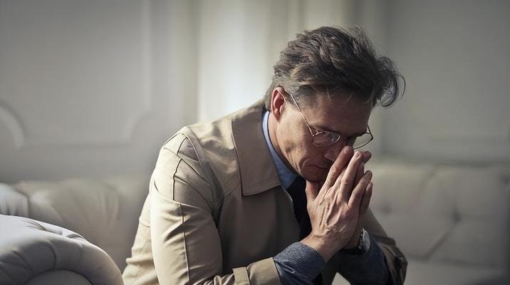 男朋友异性缘太好怎么办？如何处理恋爱中的嫉妒和不安？  第1张