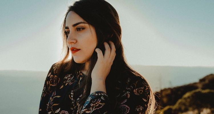 喜欢上一个离过婚的女人怎么办？如何处理感情中的复杂情况？  第2张