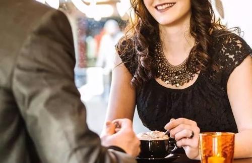约会时如何与女生开启话题？聊天技巧有哪些？  第2张