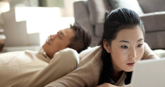 经常怀疑丈夫出轨怎么回事？如何处理这种不安感？  第1张
