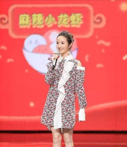 林依晨在老男孩中穿背带裤的造型如何？阿拉蕾的呆萌可爱形象有何特点？  第3张