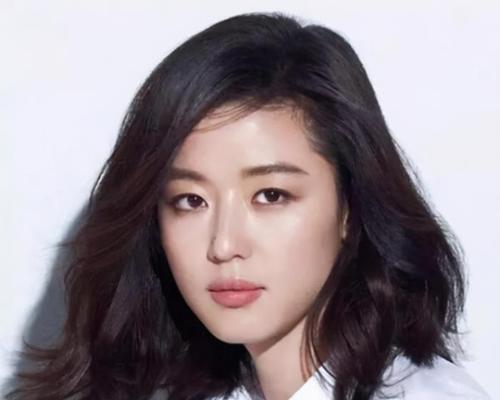 女生如何找到适合自己的发型？有哪些流行趋势可以参考？  第1张