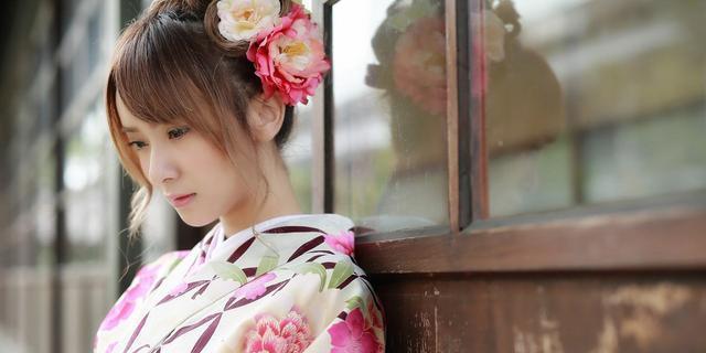 女生相亲时如何暗示对男生有好感？有哪些小动作和话题可以表达好感？  第1张